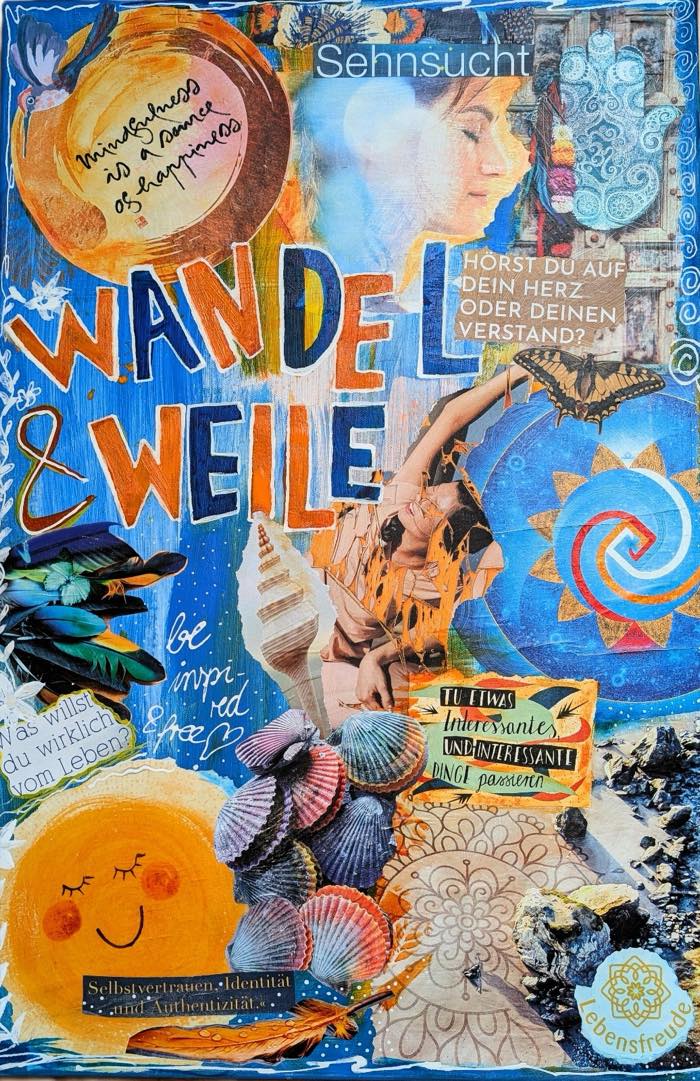 Gemalte Kollage des Kollektivs: der handgeschriebene Schriftzug Wandel & Weile in Orange auf blauem Grund, dazu Muscheln, Federn, ein Schmetterling, eine lachende Sonne und Fragen wie „Was willst du wirklich vom Leben?“ und „Hörst du auf dein Herz oder deinen Verstand?“.
